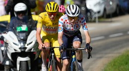 Dán Jonas Vingegaard (vpredu) a Tadej Pogačar na Tour de France 2024.