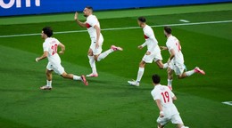 Merih Demiral sa so spoluhráčmi teší po strelenom góle v zápase Rakúsko - Turecko v osemfinále EURO 2024.