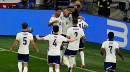 Harry Kane sa so spoluhráčmi teší po strelenom góle v zápase Holandsko - Anglicko v semifinále EURO 2024.