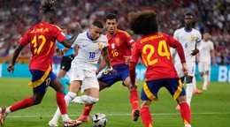 Kylian Mbappé z Francúzska je obkľúčený španielskymi hráčmi Nicom Williamsom (vľavo) a jeho spoluhráčmi Rodrim a Marcom Cucurellom počas semifinálového zápasu medzi Španielskom a Francúzskom na futbalovom turnaji EURO 2024.