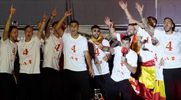 Španielski futbalisti počas osláv titulu majstrov Európy