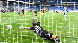 Tigran Barseghjan prekonal z penalty Adama Danka v zápase Slovan Bratislava - Podbrezová. 