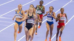 Gabriela Gajanová (vľavo) finišuje v rozbehu na 800 m na OH 2024 v Paríži.