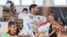 Pavel Hernandez (v strede) a Matúš Jurikovič v zápase HáO TJ Slovan Modra - Tatran Prešov v 1. kole Niké Handball Extraligy.