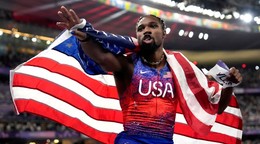 Noah Lyles oslavuje zisk zlata.