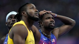 Kishane Thompson a Noah Lyles čakajú na výsledky finále behu na 100 m na OH 2024.