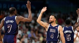 Kevin Durant a Stephen Curry po výhre na Portorikom v zápase skupiny C na OH 2024 v Paríži.