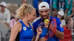 Českí tenisti Kateřina Siniaková a Tomáš Macháč počas mixu na OH v Paríži 2024.