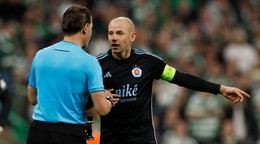 Vladimír Weiss ml. s rozhodcom Dannym Makkeliem v zápase Celtic - Slovan Bratislava. 