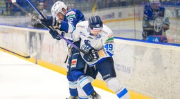 Mark Aut (vľavo) a Cole Coskey v zápase HK Poprad - HK Nitra v 3. kole Tipos extraligy.