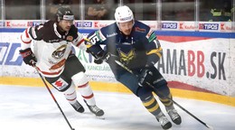 Gabriel Chicoine (Banská Bystrica) a Peter Chlán (Spišská Nová Ves) počas zápasu 1. kola Tipos extraligy HC MONACObet Banská Bystrica - HK Spišská Nová Ves.