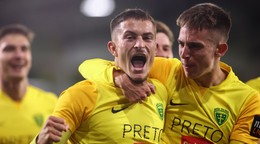 Na snímke zľava Adrián Kaprálik a Mário Sauer (obidvaja Žilina).