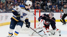 Dalibor Dvorsky a brankár Elvis Merzlikins v prípravnom zápase Columbus Blue Jackets - St. Louis Blues.