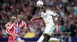 Vinícius Júnior (vpravo) v zápase Atlético Madrid - Real Madrid v 8. kole La Ligy.