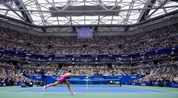 Aryna Sabalenková odvracia úder na kurte Arthura Asha vo finále US Open 2024.