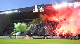 Fanúšikovia Spartaka počas zápasu 11. kola futbalovej Niké ligy medzi FC Spartak Trnava a ŠK Slovan Bratislava.