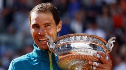 Španielsky tenista Rafael Nadal s trofejou pre víťaza Roland Garros.