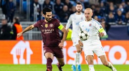 Ilkay Gündogan (vľavo) a Vladimír Weiss ml. v súboji o loptu počas zápasu ŠK Slovan Bratislava - Manchester City v 2. kole ligovej fázy Ligy majstrov.