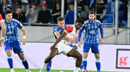Chinonso Emeka (v popredí) a za ním Siemen Voet v zápase ŠK Slovan Bratislava - AS Trenčín. Archívny záber.