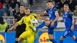 Lázsló Bénes (v strede), Jesper Karlström a Ondrej Duda v zápase Slovensko - Švédsko v zápase skupiny 1 C-divízie Ligy národov.