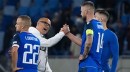 Tréner Francesco Calzona, Stanislav Lobotka a Milan Škriniar po zápase Slovensko - Švédsko v skupine 1 C-divízie Ligy národov.