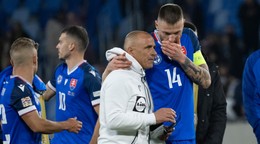 Tréner Francesco Calzona a Milan Škriniar po zápase Slovensko - Švédsko.