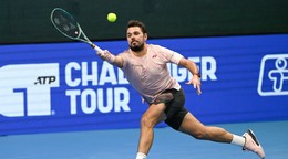 Švajčiarsky tenista Stan Wawrinka odvracia loptičku Nemcovi Maximilianovi Martererovi.