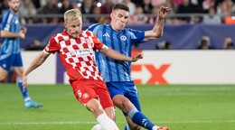 Kevin Wimmer (vpravo) a Donny van de Beek v zápase Girona FC - ŠK Slovan Bratislava v 3. kole ligovej fázy Ligy majstrov.