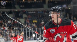 Šimon Nemec z New Jersey Devils počas rozkorčuľovania pred otváracím zápasom sezóny NHL v Prahe