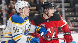 Šimon Nemec (vpravo) z New Jersey Devils a Nicolas Aube-Kubel z Buffala Sabres počas otváracieho zápasu sezóny 2024/25 zámorskej hokejovej NHL.