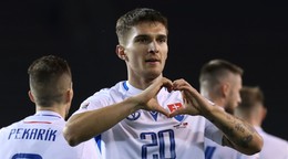 Slovenský futbalista Dávid Ďuriš sa teší z gólu do siete Azerbajdžanu. 