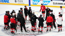 Hokejisti New Jersey Devils na ľade O2 Areny v Prahe.