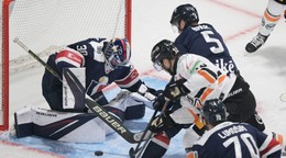 Filip Krivošík a brankár Denis Godla v zápase HC Košice - HC Slovan Bratislava v 11. kole Tipos extraligy.