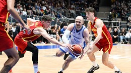 Šimon Krajčovič (v strede), vpravo Mário Saint-Supery Fernandez a vľavo Sergio De Larrea Asenjo v zápase Slovensko - Španielsko v kvalifikácii na ME v basketbale 2025.