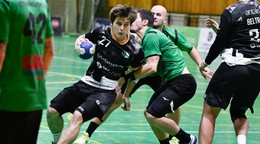 Ivan Gdovec (ŠKP Bratislava) a vpravo Andrej Salgó (Nové Zámky) v 12. kole Niké Handball extraligy v hádzanej mužov.