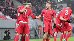 Futbalisti AS Trenčín oslavujú gól do siete Olympiakosu Pireus.