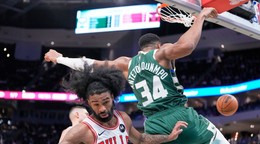 Giannis Antetokounmpo a Coby White v zápase NBA Milwaukee. Bucks - Chicago Bulls.