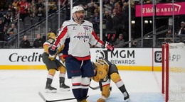 Alexander Ovečkin sa teší po strelenom góle v drese Washington Capitals.