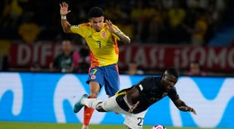 Ekvádorský hráč Moises Caicedo padá pred kolumbijským hráčom Luis Diazom.