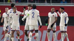 Christopher Nkunku sa so spoluhráčmi z Chelsea FC teší po strelenom góle proti 1. FC Heidenheim 1846 v 4. kole Konferenčnej ligy.