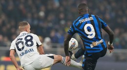 Futbalisti SSC Neapol Stanislav Lobotka (vľavo) v zápase s Interom Miláno.