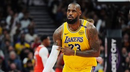 LeBron James v drese Los Angeles Lakers.