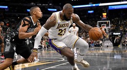 LeBron James v zápase proti San Antonio Spurs.