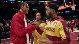 Donovan Mitchell (vpravo) a Darius Garland z Cleveland Cavaliers.