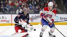 Juraj Slafkovský a brankár Columbusu Blue Jackets Elvis Merzlikins.
