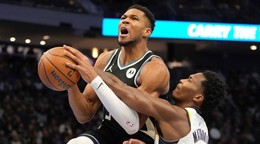 Giannis Antetokounmpo (vľavo) a Bennedict Mathurin v zápase NBA Milwaukee Bucks - Indiana Pacers.