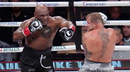 Fotka zo zápasu Mike Tyson - Jake Paul.