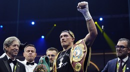 Oleksandr Usyk oslavuje triumf nad Tysonom Furym.