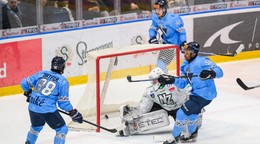 Zľava Austin Ryan Ortega (Slovan), Roman Rychlík (Nové Zámky) a Sena Wendell Acolatse (Slovan) počas gólu počas 33. kola Tipos extraligy HC Slovan Bratislava - HC Nové Zámky.