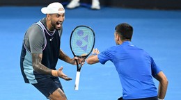 Nick Kyrgios (vľavo) a Novak Djokovič.